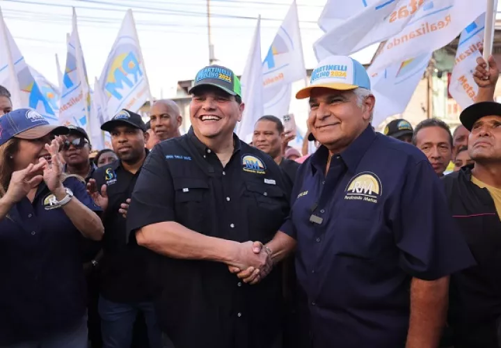 Gálvez junto a José Raúl Mulino durante una caminata por Santa Ana. Foto: Cortesía RM