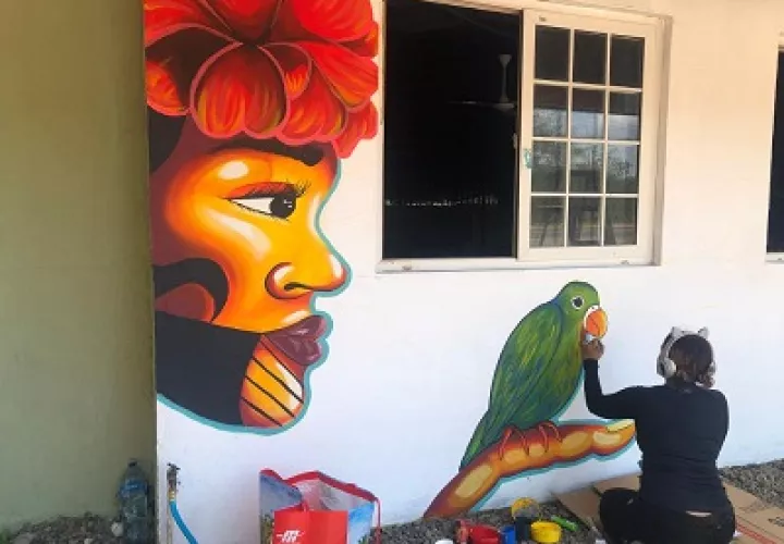 Artistas plásticos santeños y otros de varias provincias del país, se reunieron para crear vistosos murales. Foto: Thays Domínguez