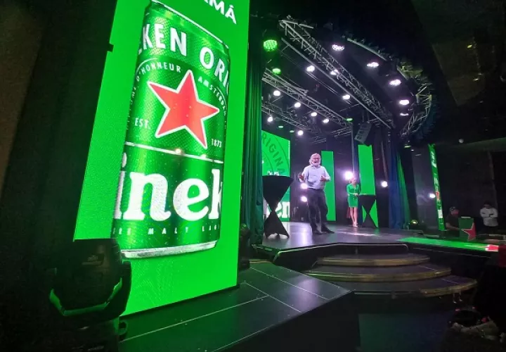 El maestro cervecero de Heineken, Willem van Waesberghe, da detalles sobre el producto que ahora es elaborado en Panamá. Foto: Francisco Paz