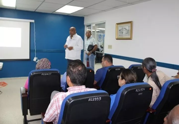  Al  personal médico y administrativo del hospital se le hizo un reconocimiento. Foto: Diomedes Sánchez