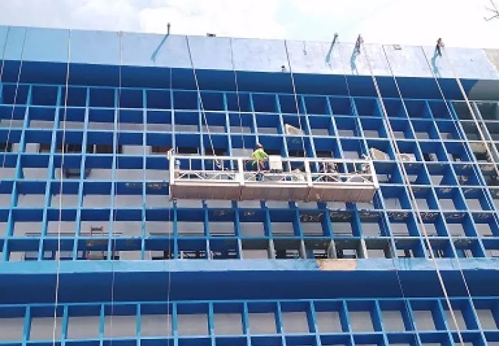Se efectúan trabajos de pintura, remozamiento  de paredes externas y mejoras de  los ambientes exteriores del hospital. Fotos: Cortesía CSS