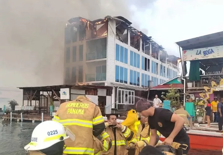 Bomberos de tierra firme se trasladaron a la isla para ayudar a sofocar el incendio. Foto: Internet