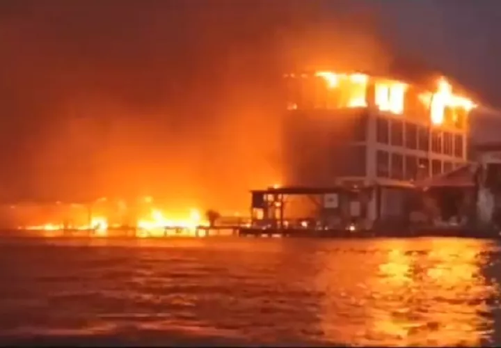 El incendio consumió por completo varios  locales de Isla Colón. 