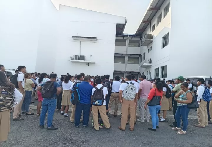Los padres de familia recordaron que hubo una promesa de entrega de la obra en octubre del año pasado, pero no se cumplió.. Foto. Cortesía