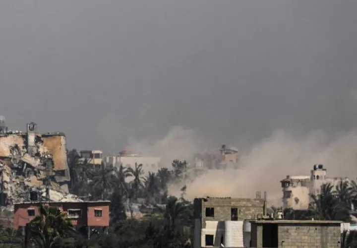 Israel bombardea el norte y el sur de Gaza, con decenas de cuerpos recuperados entre escombros. Foto: EFE