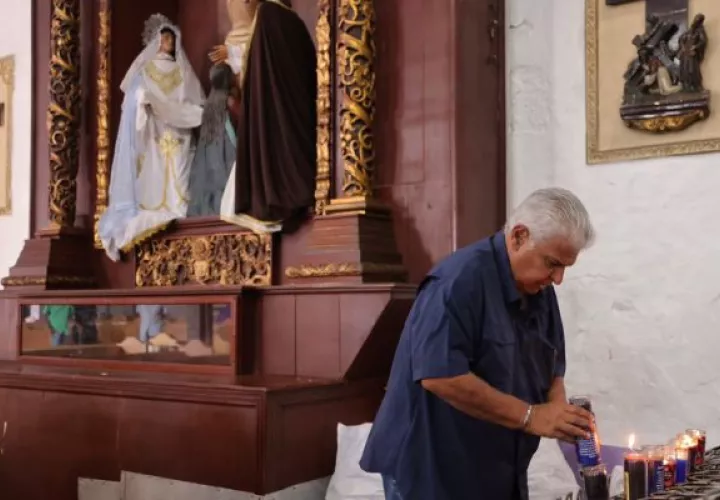 Mulino hizo una parada para venerar al Cristo Negro de Portobelo. Foto: Cortesía