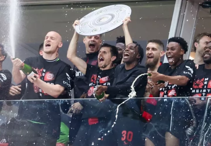 Jugadores del Leverkusen celebran su título en la Bundesliga. Foto: EFE