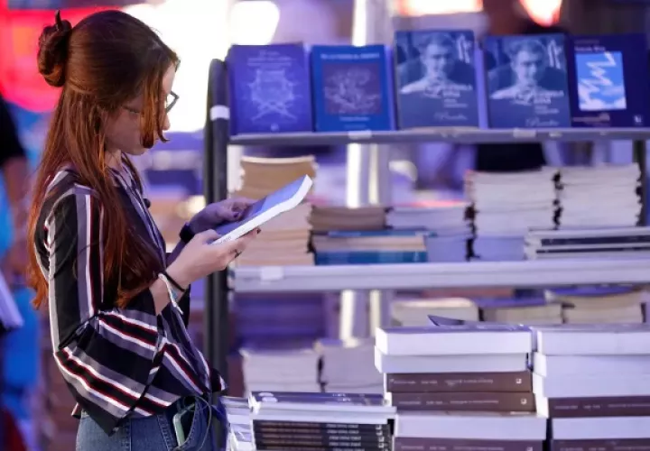 Personas en la Feria Internacional del Libro en La Habana (Cuba). Foto: EFE / Ernesto Mastrascusa