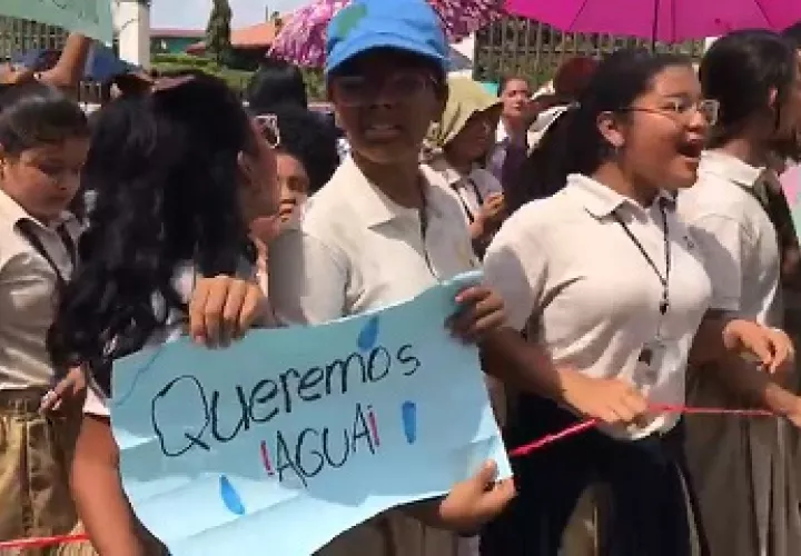  Administrativos y estudiantes salieron a protestar en la parte frontal del Hogar San José de Malambo. Foto: Eric A. Montenegro