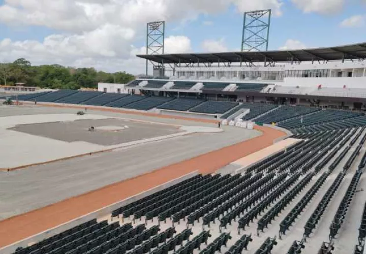 Las gradas y terreno de juego del estadio. Foto: Eric Montenegro