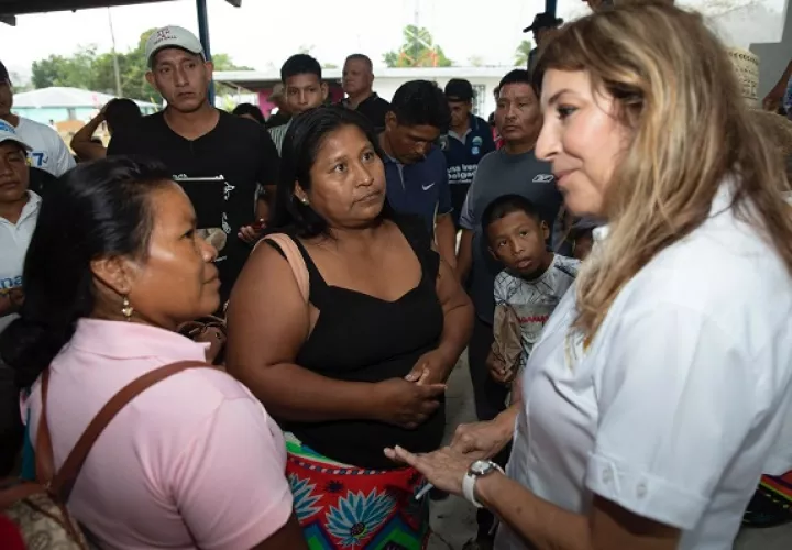 La esposa de José Raúl Mulino escuchó a los residentes de esta comunidad del circuito 8-1. Foto: Cortesía RM
