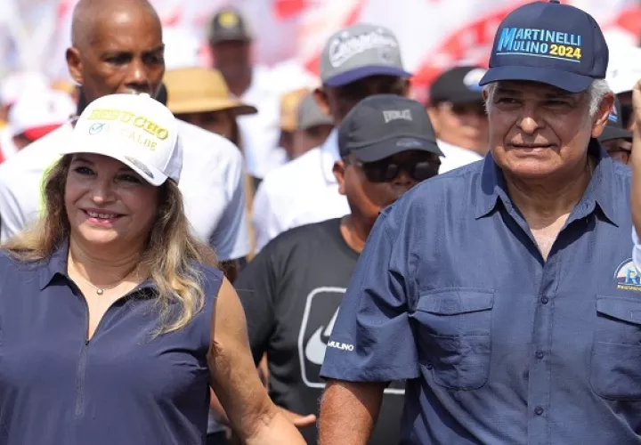 Maricel de Mulino junto a su esposo José Raúl Mulino durante los recorridos por comunidades. Foto: Cortesía