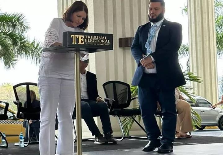 Momento en que Marta Linares firma el pacto por el respeto a los derechos de los adultos mayores. Foto: Cortesía RM