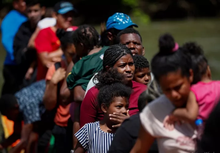 Migrantes caminan hacia la Estación de Recepción Migratoria (ERM) de Lajas Blancas. Foto: EFE/ Bienvenido Velasco