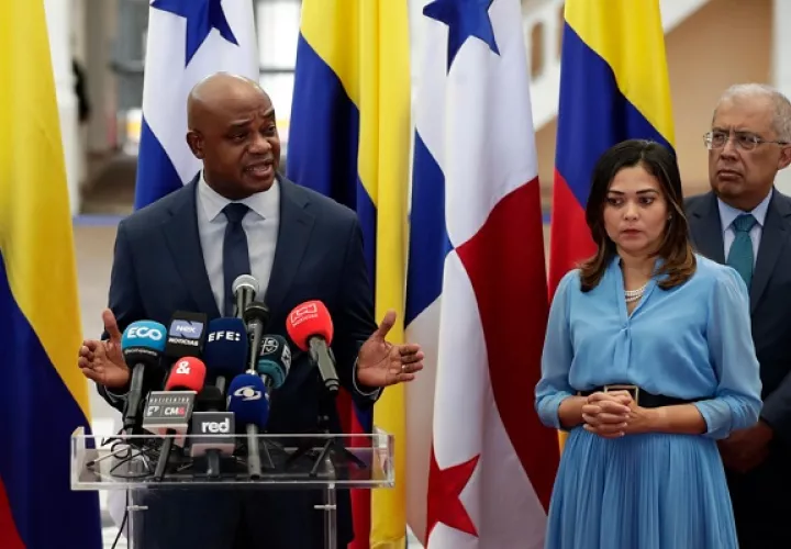 El canciller de Colombia, Luis Gilberto Murillo, habla tras reunirse con su homóloga de Panamá, Janaina Tewaney. Foto: EFE/ Bienvenido Velasco
