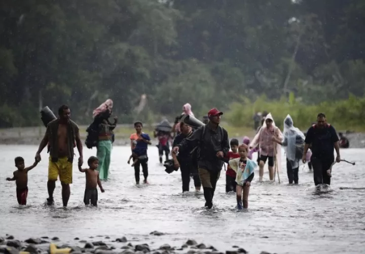 Muchos de estos migrantes irregulares que pasan por panamá, lo hacen acompañados de niños, algo que es preocupante. EFE