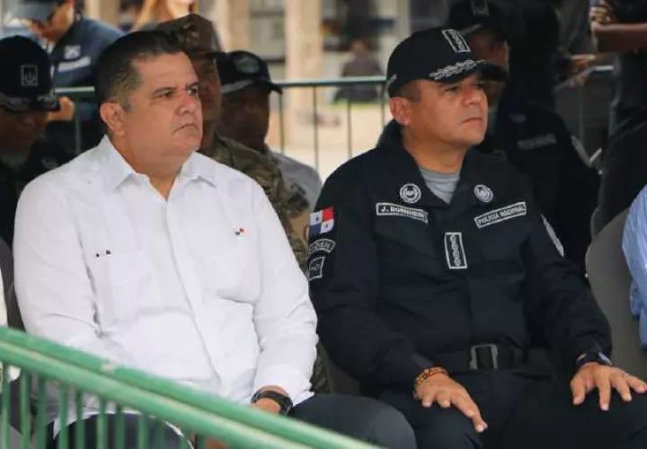 Juan Manuel Pino, ministro de Seguridad y Jhon Dorheim, director de la Policía Nacional guardan silencio en torno a está compra de armas. Policía Nacional.