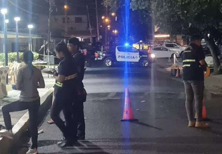La víctima quedó tendida en el pavimento, mientras sus familiares gritaban consternados por lo ocurrido y los asistentes corrían para protegerse de las balas. Foto. Thays Domínguez 