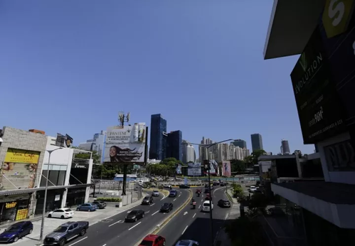 Fitch rebajó la calificación de BBB- a BB+, una acción que el gobierno esperaba después de las elecciones. Foto:  EFE/ Carlos Lemos