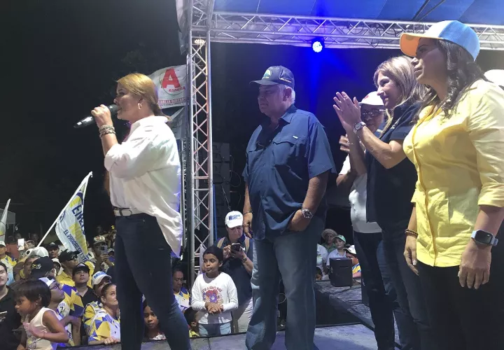 “La plata va a salir de ese cúmulo de botellas... ". "No me va a temblar la mano”, dijo Mulino. Foto: Thays Domínguez.