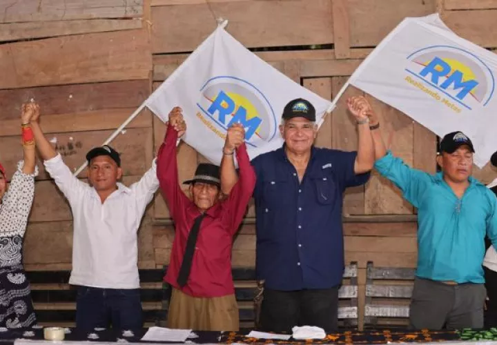 José Raúl Mulino se reunió con la  comunidad indígena de Ibedi. Foto: Cortesía