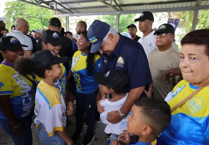 Mulino abraza a niños durante su recorrido en San Miguelito. Foto: Cortesía RM