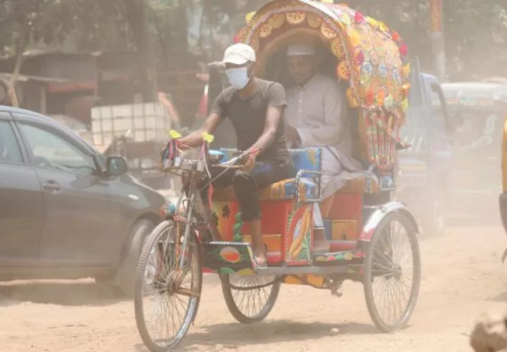Millones de personas más están soportando el calor extremo en extensos barrios marginales en la India. Foto: EFE