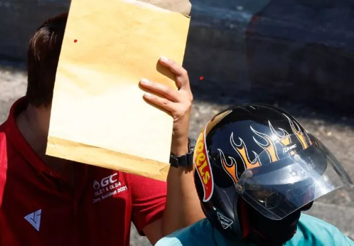 Un tailandés trata de evitar el sol en medio de la ola de calor que azota al país. Foto: EFE