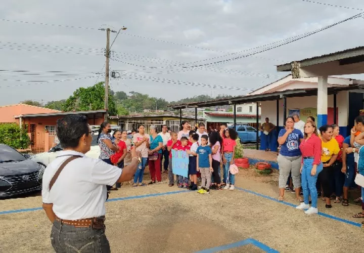 Los padres de familia le han solicitado al Meduca la construcción de una cerca para la escuela, la cual tiene 30 años de haberse construido. Foto. Eric Montenegro