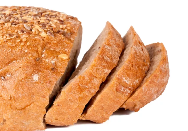 Hogaza y rodajas de pan integral que contienen gluten. EFE