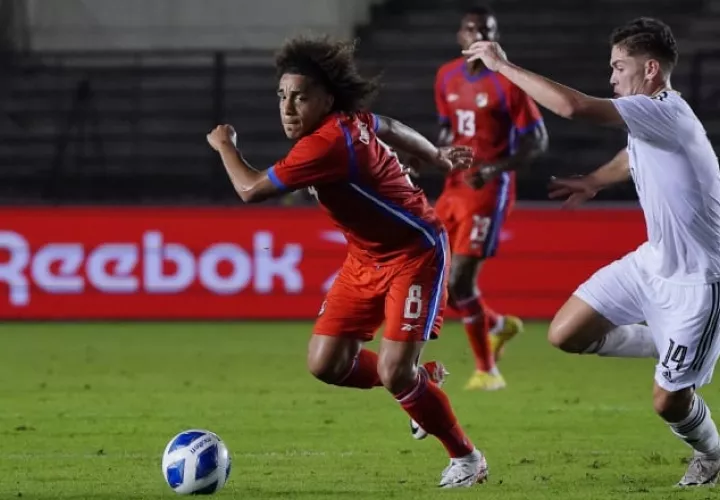Adalberto Carrasquilla (i) de Panamá disputa el balón con Brandon Aguilera de Costa Rica, en un partido de la Nations League. Foto:EFE