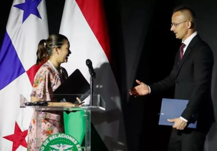El canciller de Hungría, Péter Szijjártó, saluda a la canciller de Panamá, Janaina Tewaney Mencomo. Foto: EFE