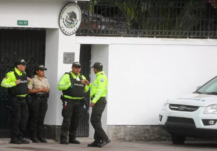  La Policía de Ecuador irrumpió el viernes en la Embajada de México en Quito y detuvo a Jorge Glas. Foto: EFE