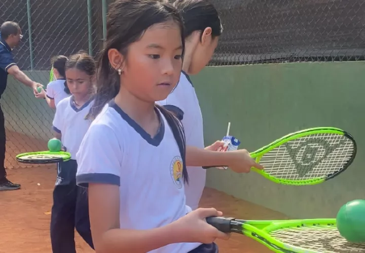 Grupo de niñas felices tras participar en el evento deportivo. Aurelio Martínez