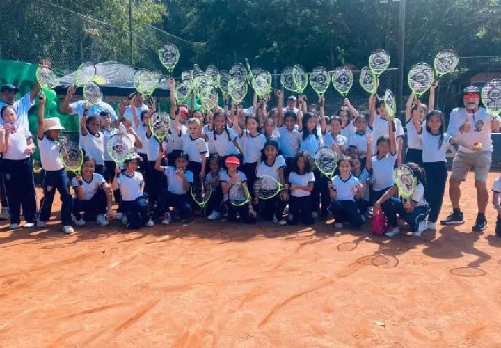 Grupo de niñas felices tras participar en el evento deportivo. Aurelio Martínez