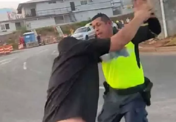 En las redes sociales se viralisó la pelea entre el taxista y el agente.  