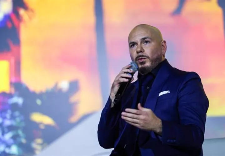 Pitbull habla durante la charla titulada 'De 305 a global con Armando Christian Pérez alias Pitbull'. Foto: EFE
