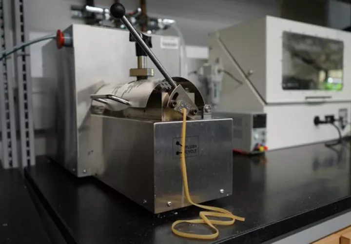 Preparación del nuevo material de poliuretano termoplástico resistente y biodegradable.EFE