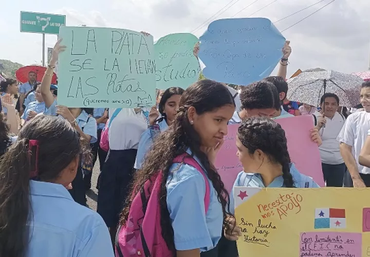 En la entrada de Guararé cerraron de forma intermitente los paños de la vía, como medida de presión.Foto: Thays Domínguez