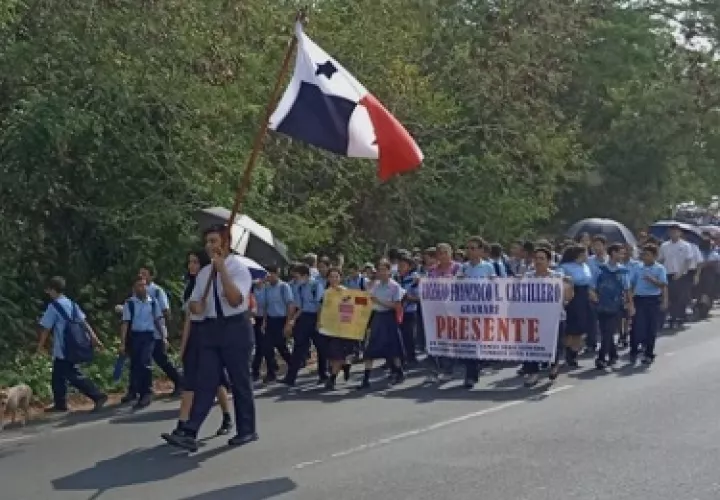 Caminaron desde el colegio hasta el puente que está cerca de la rotonda a la entrada de Guararé. Foto: Thays Domínguez