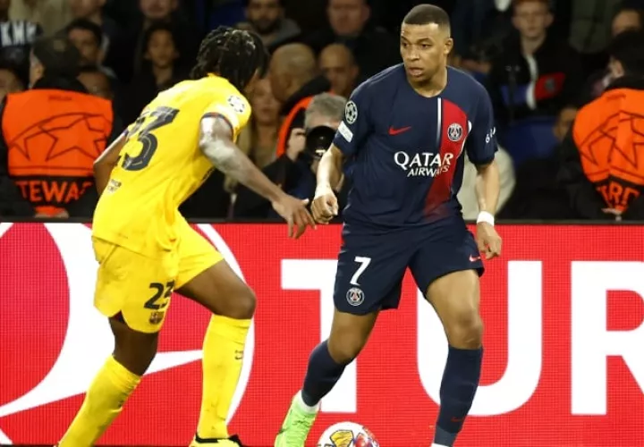 Mbappé del PSG (der.)  es marcador por Jules Kounde del Barcelona durante el juego de ida de los cuartos de final de la Champions. Foto: EFE