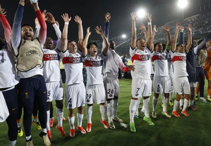 Jugadores del PSG festeja su  clasificación a la semifinal de la Champions. Foto:EFE