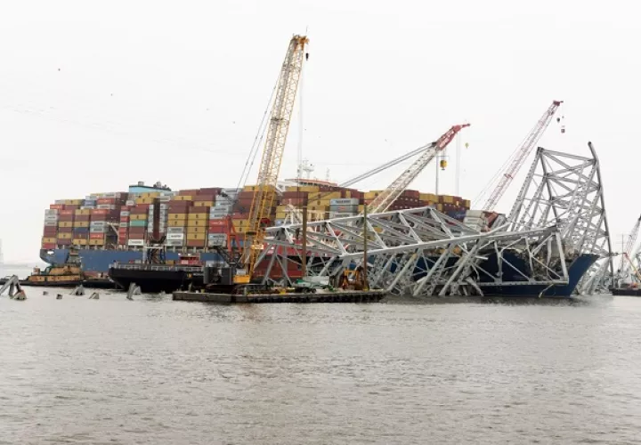 Los restos del puente Francis Scott Key  encima del carguero Dali. Foto: EFE