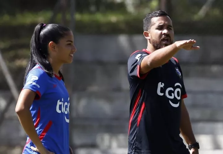Ignacio 'Nacho' Quintana (der.) durantre los entrenamientos de la selección mayor de fútbol femenino. Foto: EFE