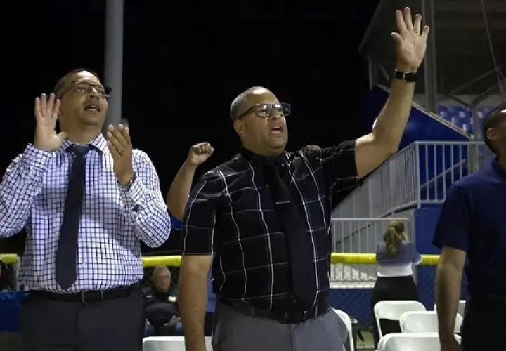 El pastor Julio Ramos(c) en una congregación cristiana en el Estadio Evelio Rivera Camacho en Guaynabo (Puerto Rico).  Foto: EFE / Thais llorca
