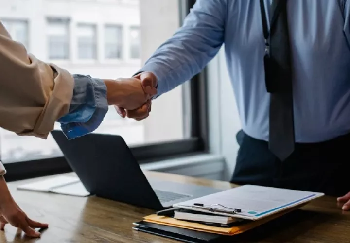 La  participación femenina en las postulaciones fue mayor que la de los hombres. Foto: Pexels