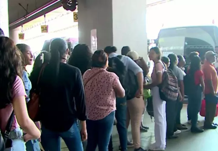 Largas filas en la terminal por el paro de advertencia de una hora. Foto/Tomada de redes sociales