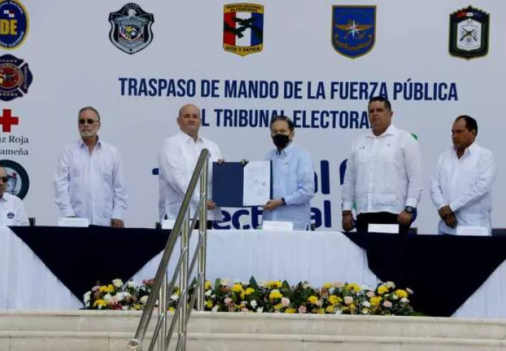 Este lunes se realizó el traspaso de mando de la Fuerza Pública. Foto: Víctor Arosemena 