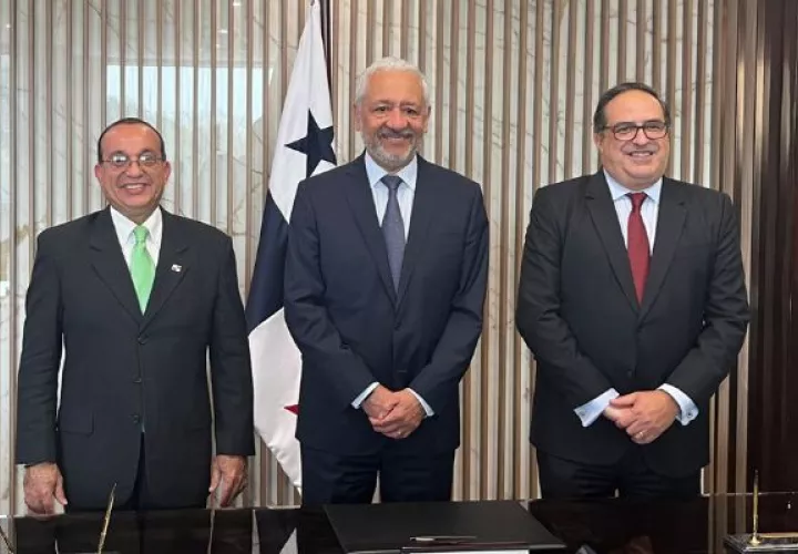 Universidad de Panamá y Autoridad del Canal de Panamá firman convenio para preservar la memoria del Canal. Foto: Cortesía