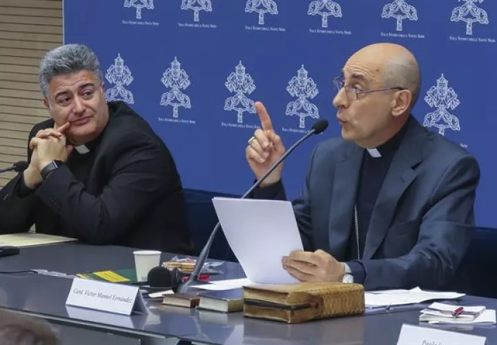 El nuevo prefecto, el cardenal argentino Víctor Manuel Fernández (derecha), junto al subsecretario adjunto de Doctrina de la Fe, el sacerdote Armando Matteo (izquierda).